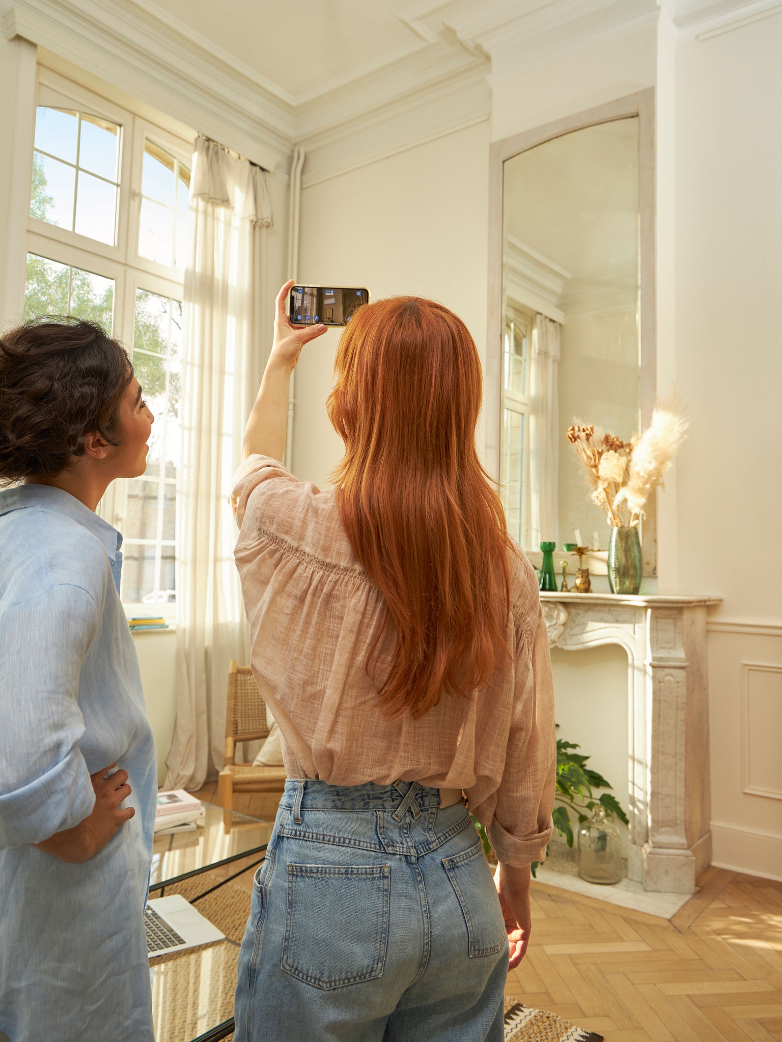 Couple using the 3D app with augmented reality air-to-air heat pumps to visualize the units with the interior and exterior design