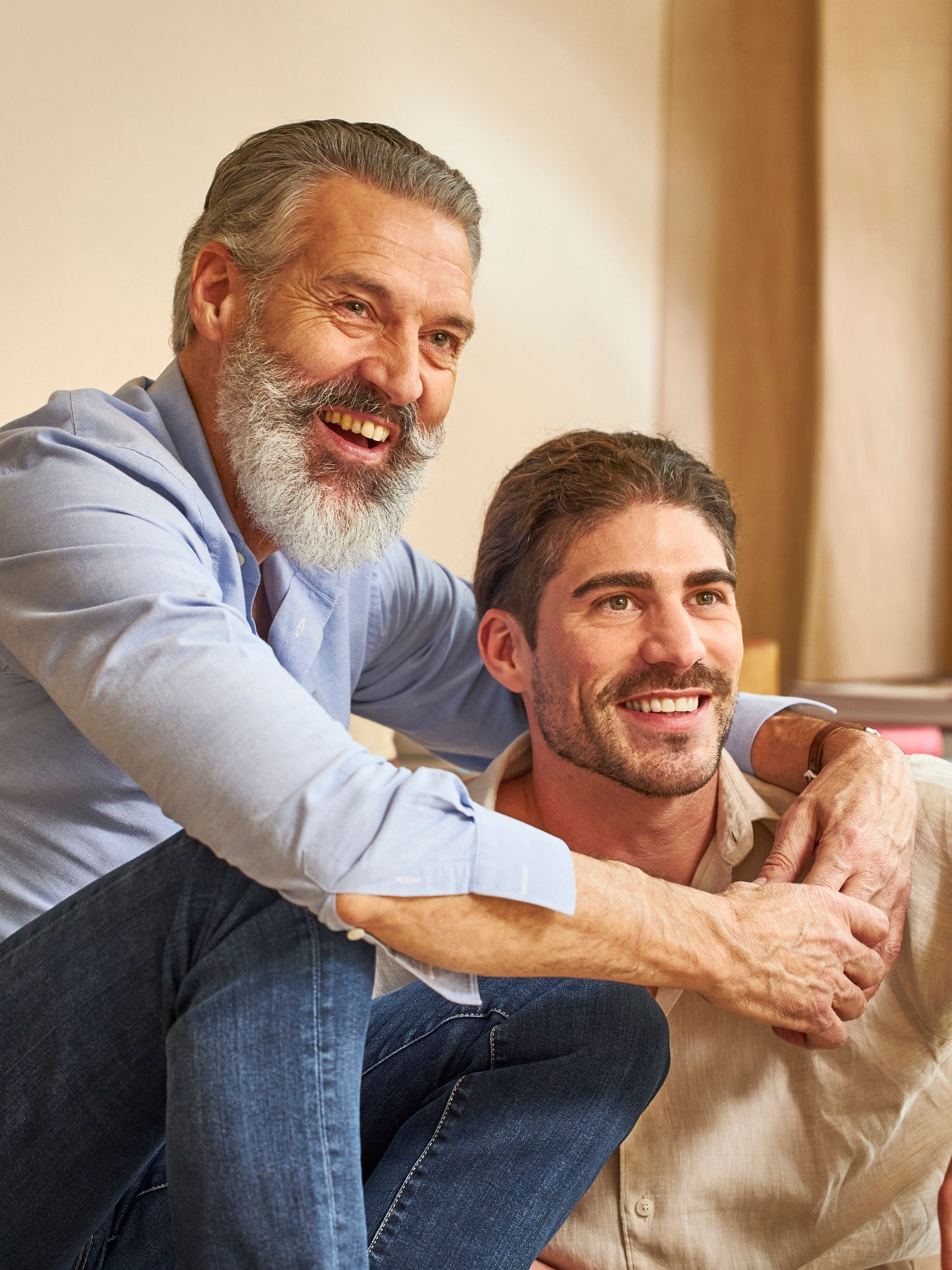 Father and adult son enjoying the good indoor air quality in the living room thanks to a Daikin air purifier