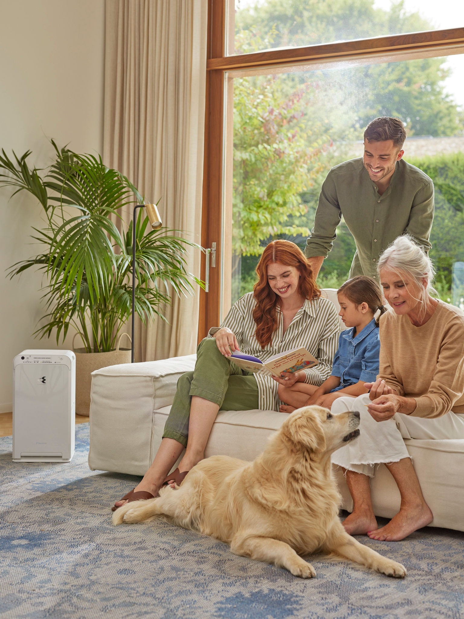 family in lounge with air purifier mc55w